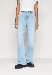 Ljusblå, högmidjade vida jeans med knapp- och dragkedjeöppning, som har standardfickor och fransade fållar, tillverkade av denimtyg.