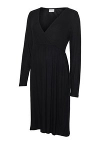 Czarna, długorękawowa sukienka kopertowa wykonana z teksturowanej, prążkowanej tkaniny; posiada dekolt w kształcie litery V oraz zwiewną sylwetkę, odpowiednia do noszenia w czasie ciąży.