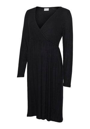 Robe portefeuille noire à manches longues, confectionnée en tissu côtelé texturé ; dotée d'un décolleté en V et d'une silhouette fluide, adaptée pour les vêtements de maternité.