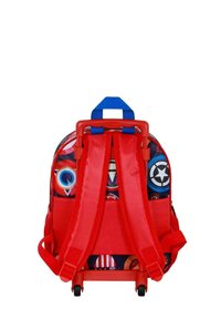Mochila con ruedas rojas y asa y correas azules, que presenta un diseño con patrón de varios emblemas de superhéroes sobre un fondo oscuro.