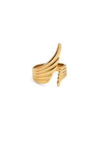 Anillo ajustable en tono dorado que presenta diseños curvos y en capas con texturas suaves y una estructura de extremo abierto única.