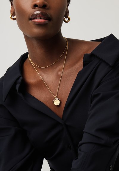 Missoma LUCY WILLIAMS ENGRAVABLE FORTUNA ARC COIN PENDANT - Kaulakoru - gold-coloured