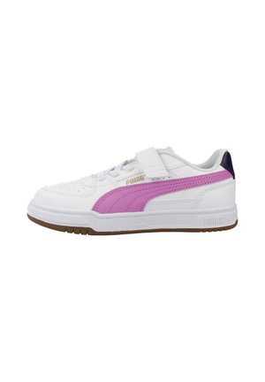Witte Puma sneaker met roze streep, klittenbandsluiting, geperforeerde neus en gumzool, zijaanzicht op een witte achtergrond.
