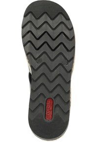 Suela de zapato de goma negra con un patrón de banda de rodadura en zigzag. Presenta un logo en relieve y marcas de tamaño, mostrando un diseño duradero para una mejor tracción.
