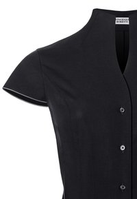 Robe noire ajustée avec des manches courtes, léger brillant, décolleté en V et fermeture à cinq boutons sur le devant. Les matériaux semblent lisses avec une texture légère.