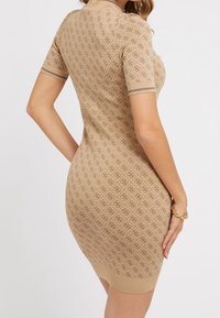 Beige gebreide jurk met een gemêleerde textuur, korte mouwen en geribbelde zoom. Heeft een subtiele logo-ontwerp en een aansluitende silhouet.