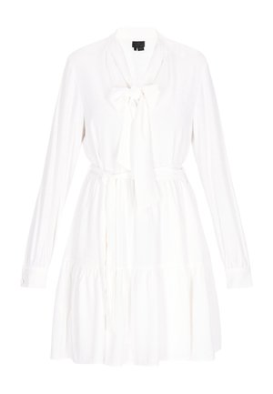 Biała sukienka z długim rękawem wykonana z lekkiej tkaniny, z kokardą przy szyi, dopasowanym talią i falbaną u dołu, z zapięciem na guziki przy mankietach.