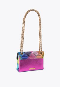 Multikleurige handtas met een metallic afwerking, voorzien van een kettingriem, diamanten patronen en een glanzende roze basis. Accenten in goudkleurig hardware.