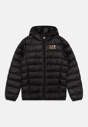 Svart boblejakke med hette, hel glidelås foran og gullfarget EA7 Emporio Armani-logo på venstre bryst.