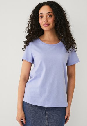 Lichtpaarse katoenen t-shirt met korte mouwen, ronde halslijn en een relaxte pasvorm. Gladde textuur, eenvoudig ontwerp zonder zichtbare patronen of accenten.