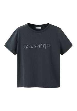 Tamnosiva kratka majica s okruglim izrezom i natpisom "FREE SPIRITED" bijelim točkicama preko prsa.