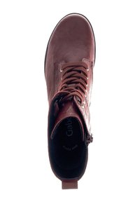 Bottine en cuir marron avec un bout rond, un laçage à l'avant et une finition texturée. Dispose d'une boucle au talon pour un enfilage facile.