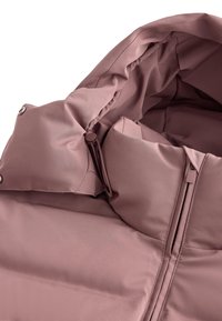 Postavljena jakna od mekanog ružičastog tkanja s visokim ovratnikom, podesivim patentnim zatvaračem i kopčama na drukere. Glatka tekstura s minimalističkim dizajnom.