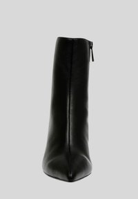 Stivale nero alla caviglia con punta affusolata, realizzato in pelle liscia. Caratterizzato da un design minimale, gambale alto e chiusura con zip sul lato.
