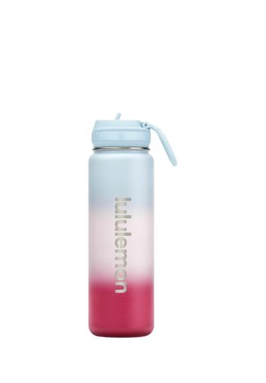 Hohe Wasserflasche mit Farbverlauf von Hellblau zu Pink, Klappdeckel und vertikalem Lululemon-Logo am Körper.
