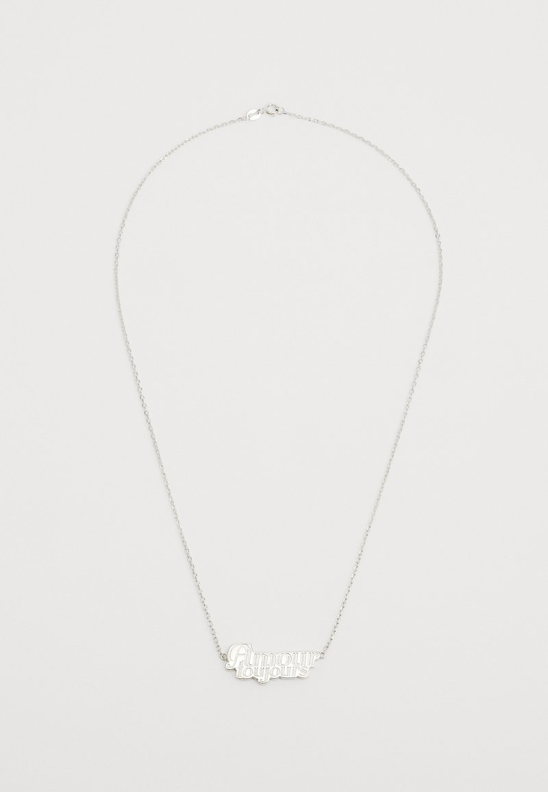 Srebrna ogrlica z drobno verigo in obeskom, na katerem je v embosiranem slogu napisan tekst "Amour toujours". Elegantna in minimalistična zasnova.