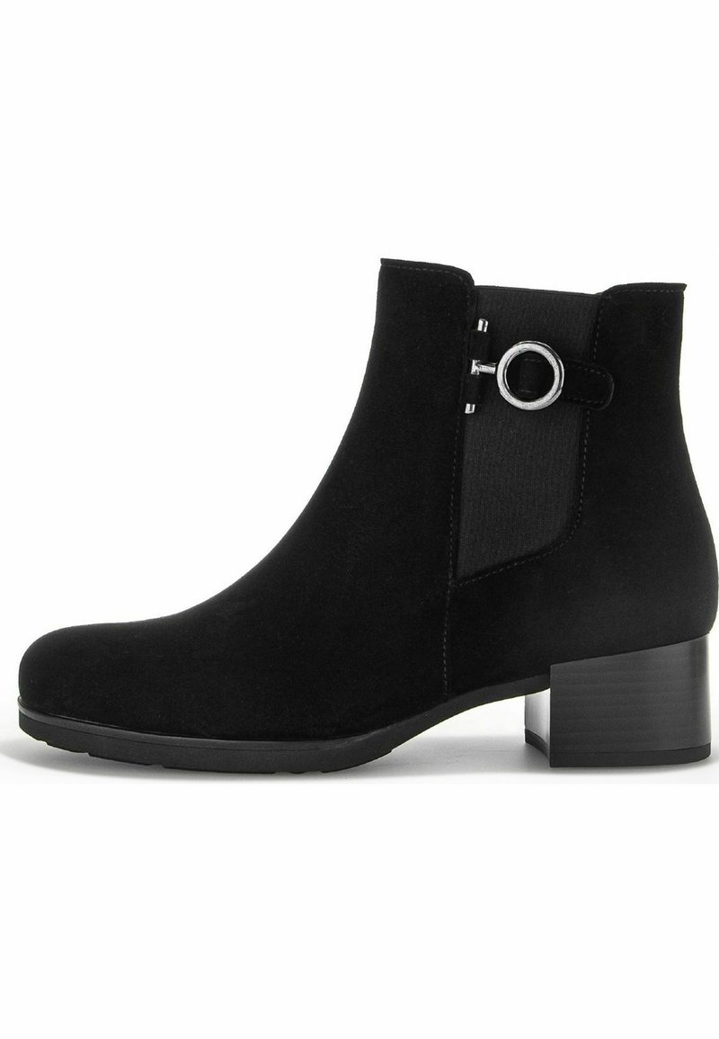 Bottines en suède noir avec un bout arrondi, un panneau latéral élastique, un accent en cercle argenté et un talon empilé.