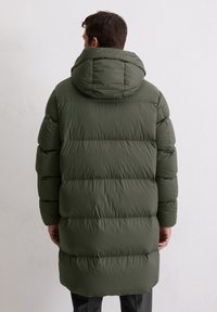 Olijfgroene donsjas met capuchon, voorzien van een doorgestikt ontwerp en een lange snit, met een gladde textuur zonder zichtbare merken of accenten.