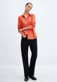 Mango Blúzka so zapínaním na gombíky - coral