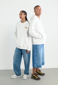 YOURTURN UNISEX - Pulover s kapuco - white