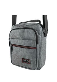 Bolso crossbody de tela gris con un compartimento principal con cremallera y un bolsillo frontal con cremallera de acento rojo. Cuenta con una correa ajustable acolchada.