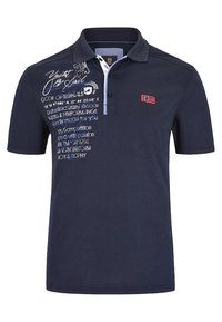 Marineblaue Polohemd mit Kragen, das auffällige weiße und blaue Textgrafiken, ein kleines norwegisches Flaggenemblem und kurze Ärmel aufweist.