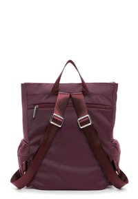 Burgundowa plecak z teksturowanej tkaniny, regulowanymi szelkami, uchwytem u góry i zamykaną na zamek kieszenią z tyłu. Prostokątna forma, minimalistyczny design.