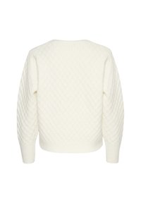 Pull en maille texturée blanche avec un motif en losange, manches longues et col arrondi. L'ourlet et les poignets à côtes ajoutent de la structure.