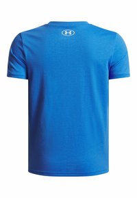 Sininen lyhythihainen urheilupaita, jossa on pieni valkoinen Under Armour -logo keskitettynä yläselän kaula-aukon lähelle.
