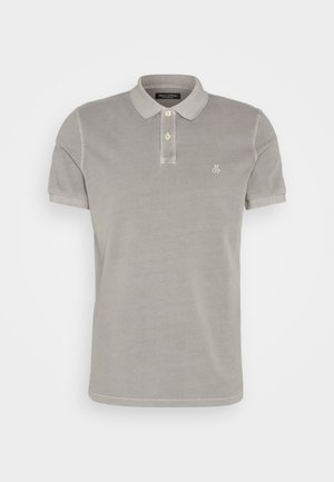 Šedé polo tričko vyrobené z mäkkého bavlneného materiálu, s trojicou gombíkov, krátkymi rukávmi a nenápadným vyšitým logom na hrudi.