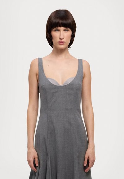 Rochie gri fără mâneci, cu un corset ajustat și o fustă evazată. Confecționată dintr-un material texturat, cu decolteu rotund și pliuri subtile.
