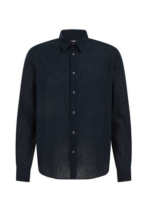 Čierna košeľa s dlhými rukávmi, zapínaná na gombíky a so špicatým golierom, viditeľné gombíky na prednej strane, zobrazená na bielom pozadí.