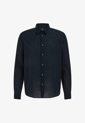 Čierna košeľa s dlhými rukávmi, zapínaná na gombíky a so špicatým golierom, viditeľné gombíky na prednej strane, zobrazená na bielom pozadí.