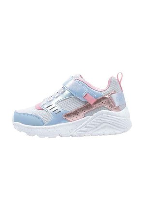 Scarpa sportiva azzurra e rosa con pannelli in rete, dettagli metallici, cinturino in Velcro e suola bianca testurizzata con un motivo maculato.