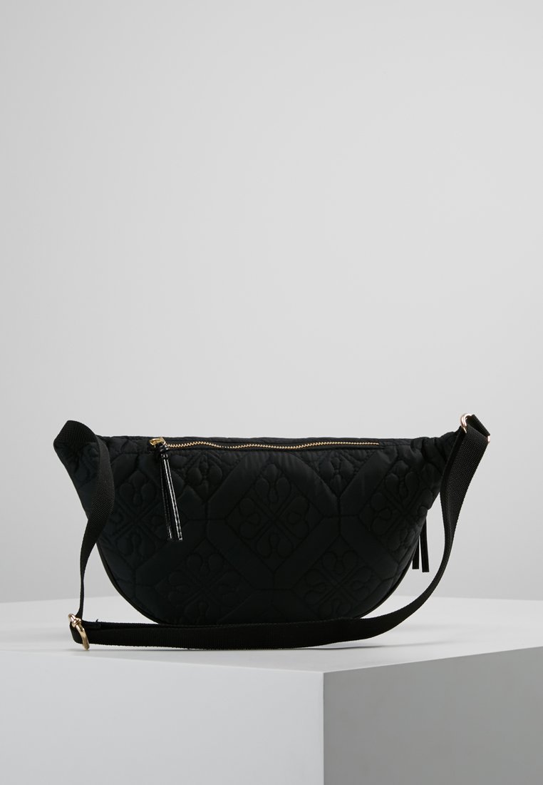 väska gweneth leo strap svart väska gweneth leo strap svart