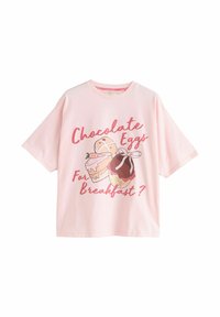 Lyserød bomulds T-shirt med korte ærmer, der har et legende grafik af madvarer og teksten "Chokoladeæg til morgenmad?" i fed skrift.