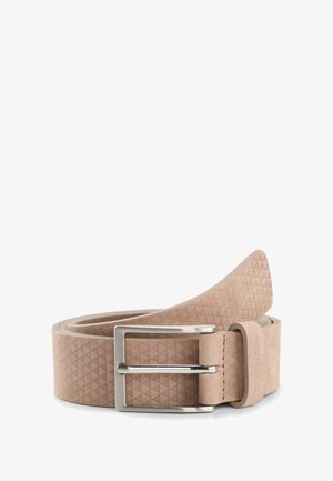 Helles beiges Lederarmband mit einem strukturierten Diamantmuster, silberner Metallschnalle und taperendem Ende. Gesticktes Detail in der Nähe der Schnalle.