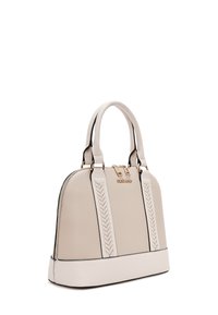 Borsa in pelle beige con forma arrotondata, dettagli intrecciati sulle tracolle, hardware dorato e cuciture nere a contrasto lungo i bordi.