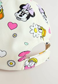 Baumwollmütze mit einem hellen Creme-Hintergrund, verziert mit bunten Cartoon-Charakteren und Motiven, darunter Herzen, Blumen und verspielte Designs.