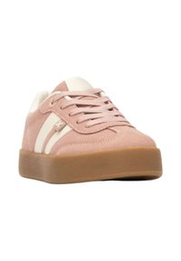 Zapatillas de ante rosa con rayas laterales blancas, punta redondeada y suela de goma texturada. Cuenta con parte frontal con cordones y cuello acolchado.