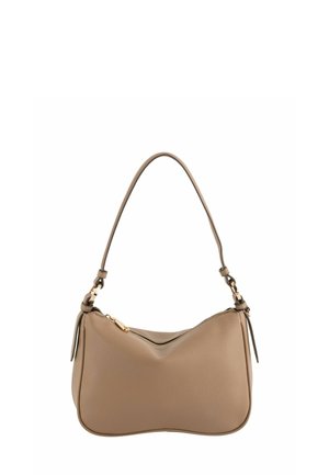Bolso de hombro de cuero beige con acabado texturizado, forma curva, correa ajustable única y detalle de cremallera en tono dorado.