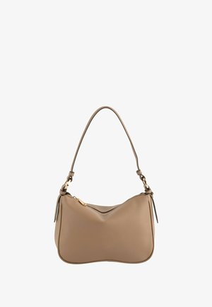 Bolso de hombro de cuero beige con acabado texturizado, forma curva, correa ajustable única y detalle de cremallera en tono dorado.