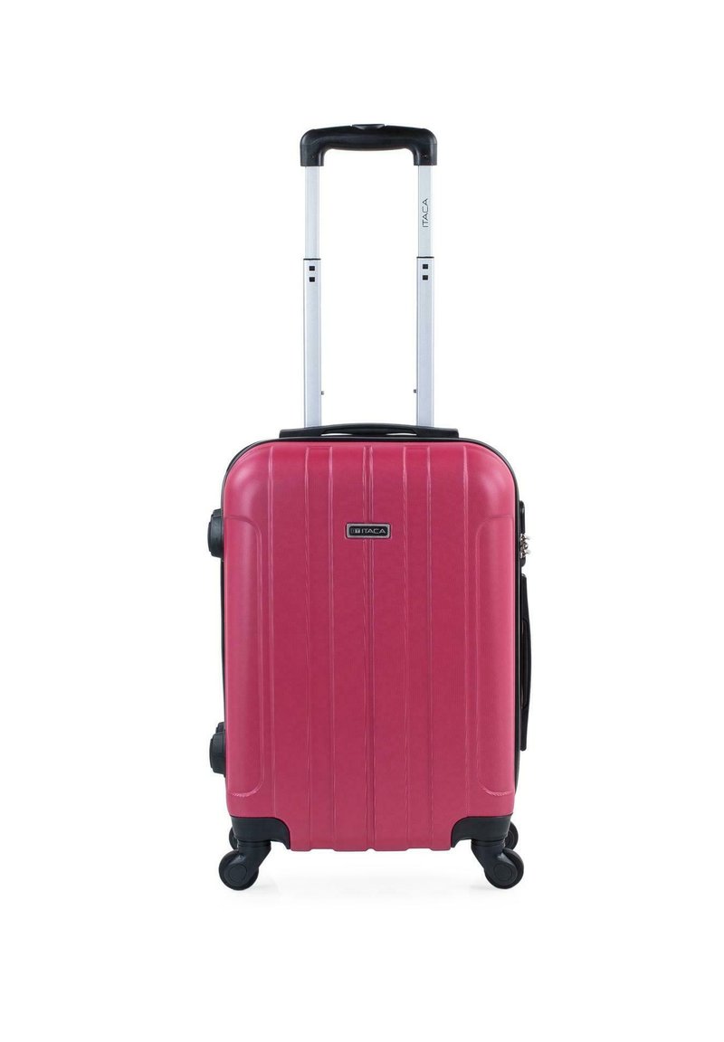 Maleta rosa de concha dura con estrías verticales, asa retráctil, cuatro ruedas para movilidad y asa lateral para llevar.