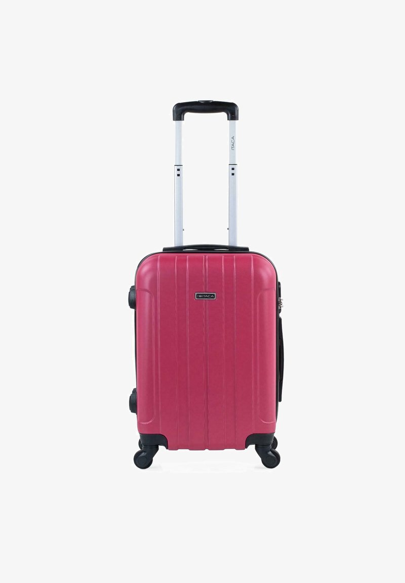 Maleta rosa de concha dura con estrías verticales, asa retráctil, cuatro ruedas para movilidad y asa lateral para llevar.