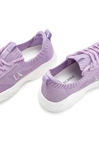 Helle lila Sneaker mit einem strukturierten Mesh-Obermaterial, elastischen Schnürsenkeln und einer weißen Gummisohle. Mit einem kleinen Logo an der Seite.