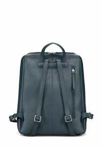 Sac à dos en cuir bleu foncé avec deux bretelles réglables, poignées supérieures et une poche avant zippée. Finition texturée et design élégant.