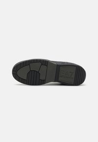 EA7 Emporio Armani BASKET UNISEX - Tenisice - triple black/gold