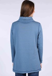 Gestreifte Tunika in Blau und Hellblau mit hohem Kragen, der am Ausschnitt eine florale Akzentuierung aufweist, und einem geschwungenen Saum, hergestellt aus weichem Stoff.