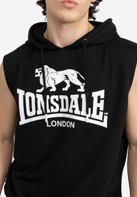 Lonsdale ÄRMELLOSES MIT KAPUZE NORMALE PASSFORM BIGNOR - Top - black off white