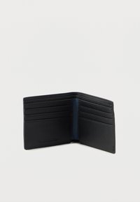 Czarny, teksturowany skórzany portfel w formacie bifold, otwarty, pokazujący sześć kieszeni na karty po każdej stronie i niebieskie podszycie przy grzbiecie.